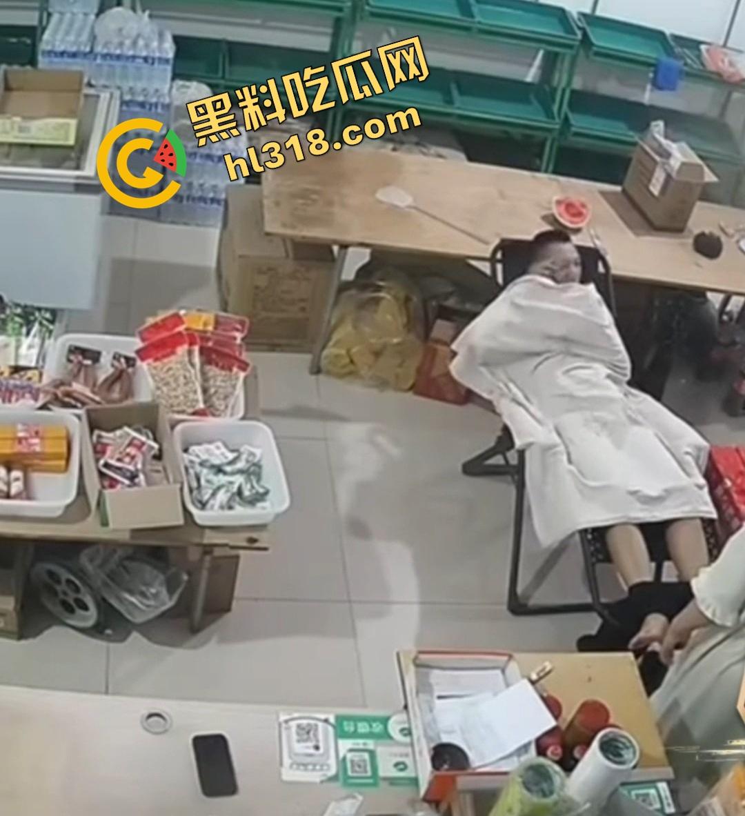 大白天门店打飞机被顾客撞见，店主骚到开着门撸管，顾客进门直接吓懵，这饥渴劲头是真服了！-4