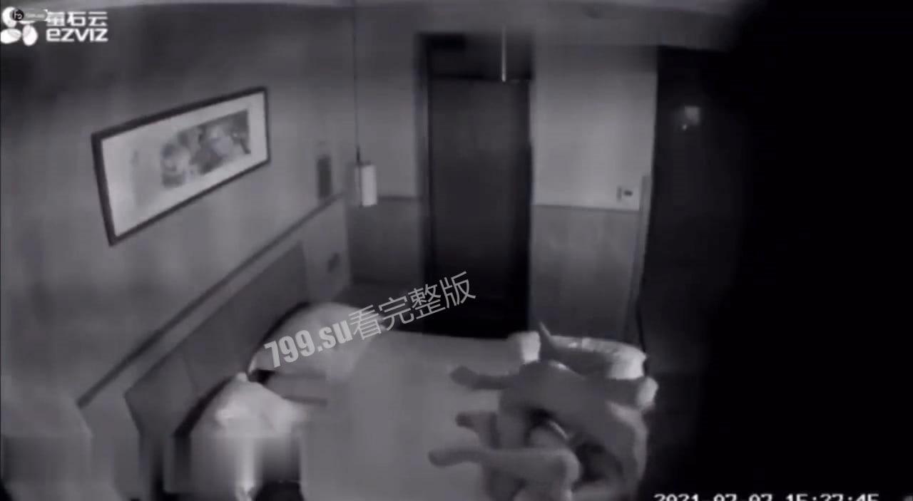 监控泄露 儿子房间强奸老妈 瘦小的身躯大力地冲击妈妈的花心-4