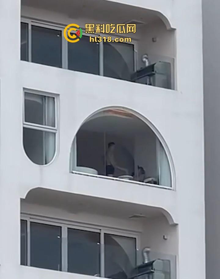 有钱人玩点刺激的，海景房不拉窗帘激情打炮，换着姿势狂干打桩，风景绝美尺度炸裂！-3