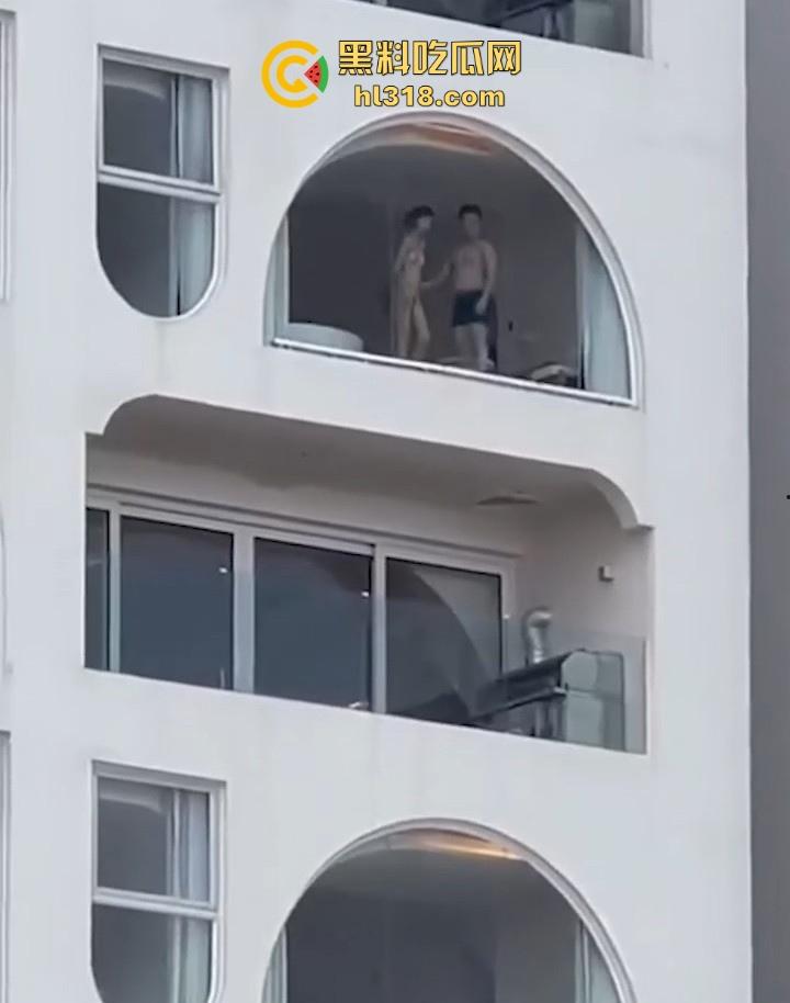 有钱人玩点刺激的，海景房不拉窗帘激情打炮，换着姿势狂干打桩，风景绝美尺度炸裂！-6