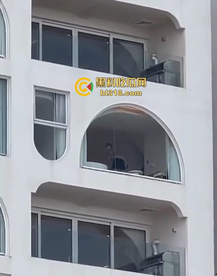 有钱人玩点刺激的，海景房不拉窗帘激情打炮，换着姿势狂干打桩，风景绝美尺度炸裂！-8