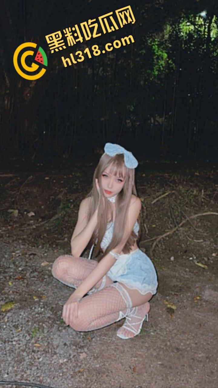 高颜值情侣露脸激情啪啪，女主跪在地上含情脉脉的吞吐，后入小骚穴娇喘连连，男友都要被榨干了 ！-1