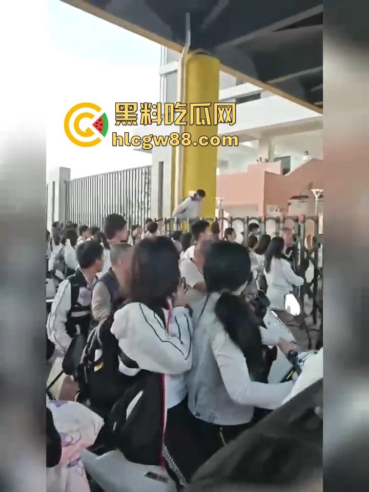 汕头二中拆门事件闹大了，林校长的奇葩规章制度牛逼炸天，学生怒了直接拆门抗议！-12