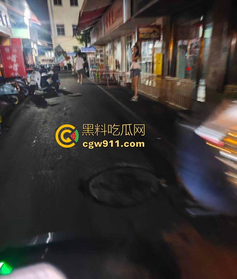 广西夜市惊现高质量站街女，年轻又漂亮，极品身材，00后妹子150块10分钟，性价比高到老表们乐开花！-7