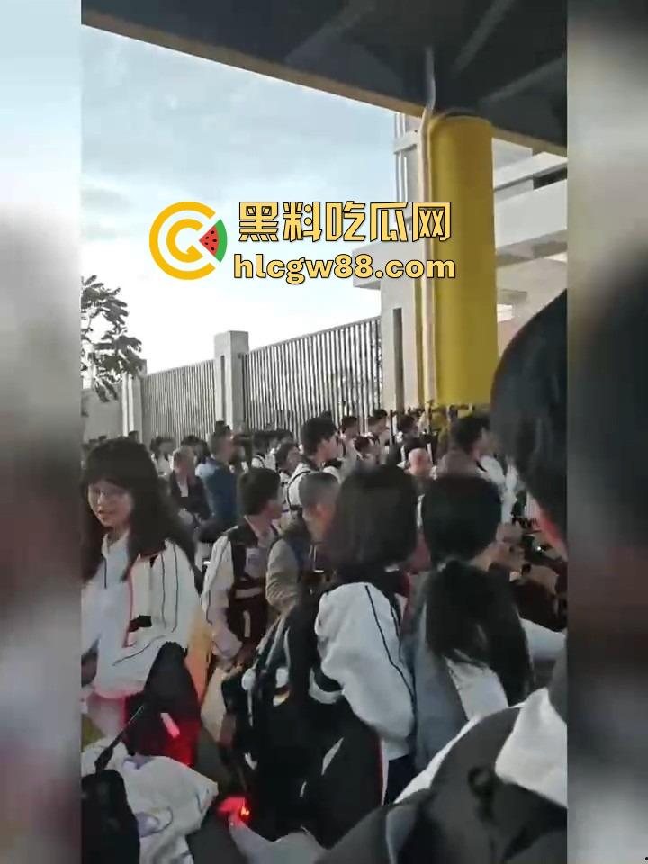 汕头二中拆门事件闹大了，林校长的奇葩规章制度牛逼炸天，学生怒了直接拆门抗议！-14