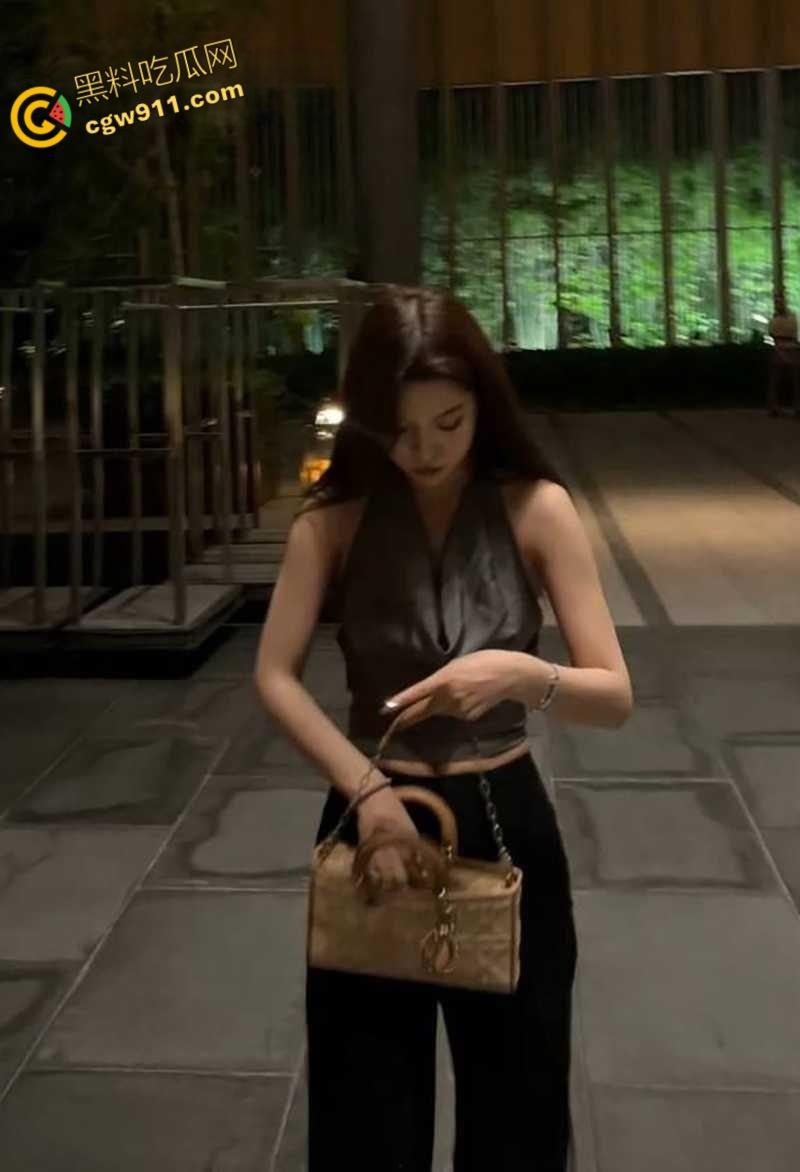 河南理工大学【沈银灯】，私下到处约炮体育生，对镜口交穿着黑丝被狂干，满地射完的避孕套真抗操啊！-1