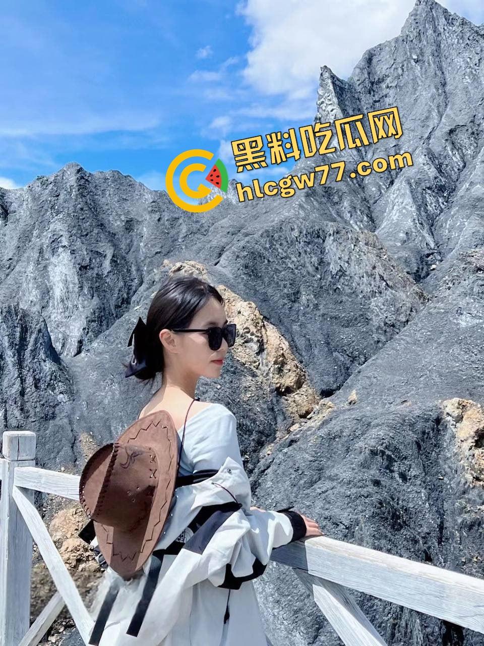 陕西大二学姐【张悦】白天高冷校花，晚上叼内裤跪地爆操，异地恋顶不住直接变成小母狗-1