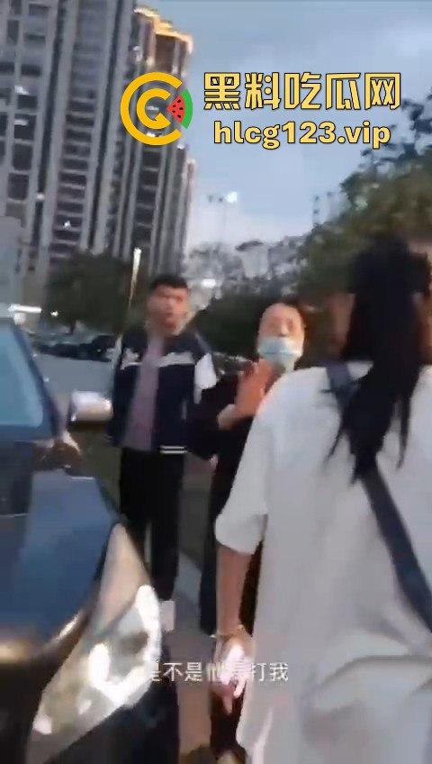 小仙女还敢躺车前？男子一脚油门5000转，送你回天上，这碾压得跟异形一样！-8