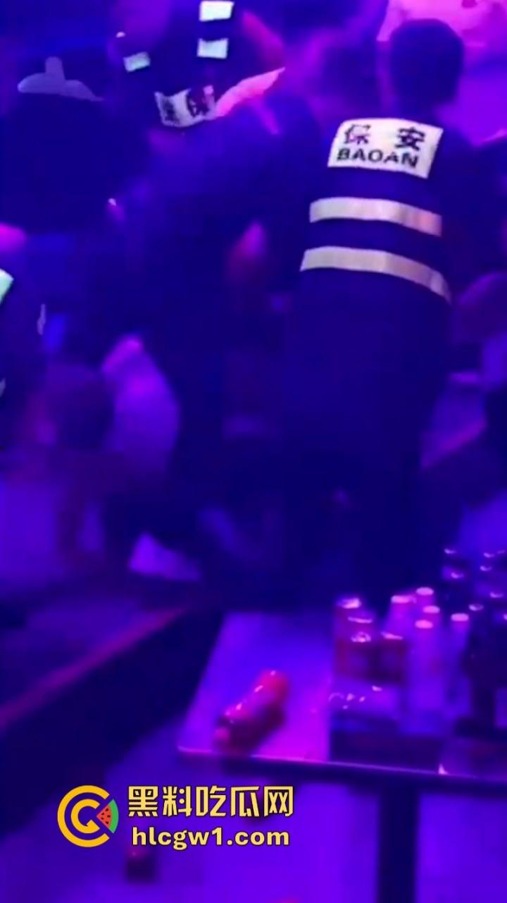 为争夺美女交配权闹事 沈阳酒吧魁梧保安大战细狗 185肌肉大块头比黑社会下手还狠 咣咣就是干！-4