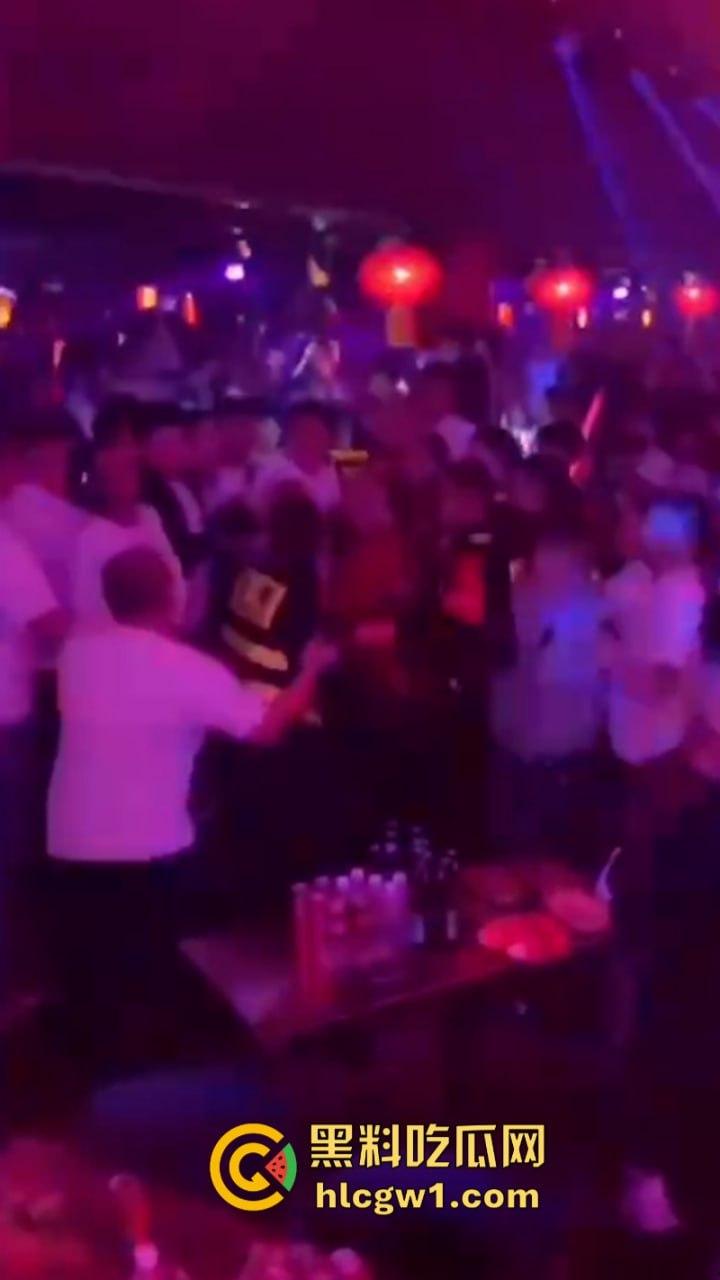 为争夺美女交配权闹事 沈阳酒吧魁梧保安大战细狗 185肌肉大块头比黑社会下手还狠 咣咣就是干！-6