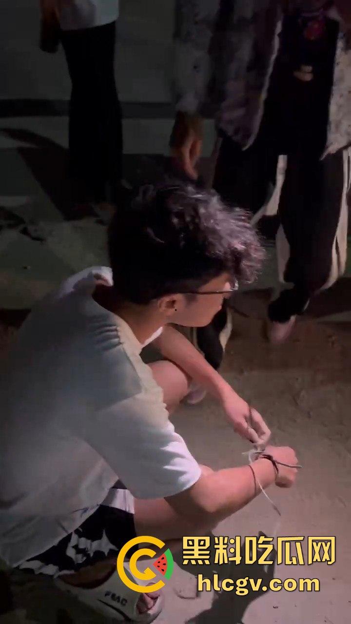 饶平霞东公园精神小伙偷车被当场抓获，装逼不成反成笑话！-8