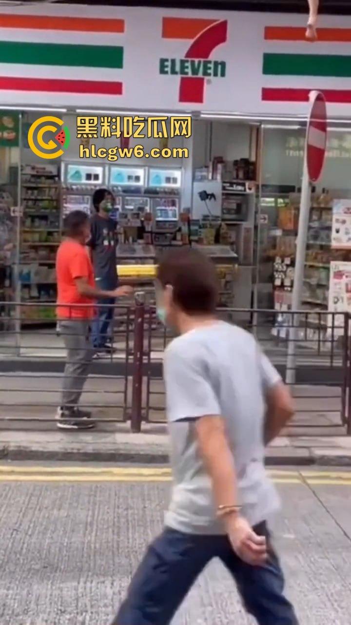 香港小三捉奸711楼上酒店光腚翻窗大逃亡，屁股一晃露逼惊呆众人，阿三救人嘴喊加油眼睛死盯骚逼-3