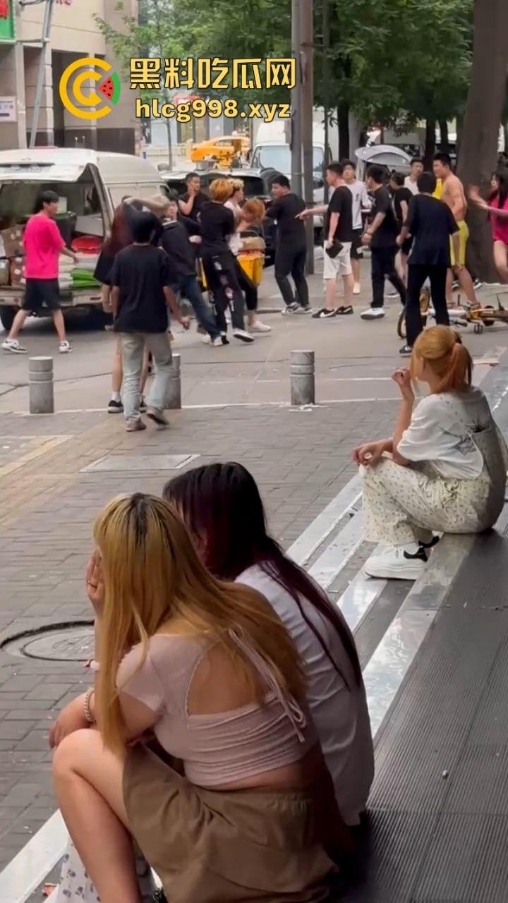 打架一时爽 脑袋嗡嗡响 河南郑州两泼社会青年暴力群殴 现场怎么还混入骚逼了？-5