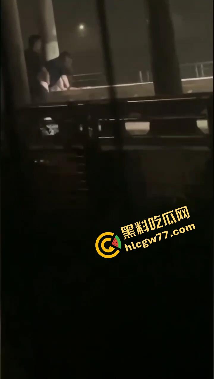 最美的不是下雨天，而是你在我身上坐着颤的瞬间，武汉大学情侣公共场合观音坐莲被偷拍，全网疯传！-11