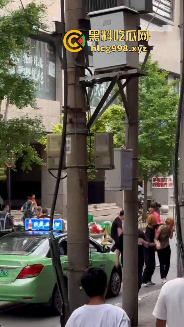 打架一时爽 脑袋嗡嗡响 河南郑州两泼社会青年暴力群殴 现场怎么还混入骚逼了？-7