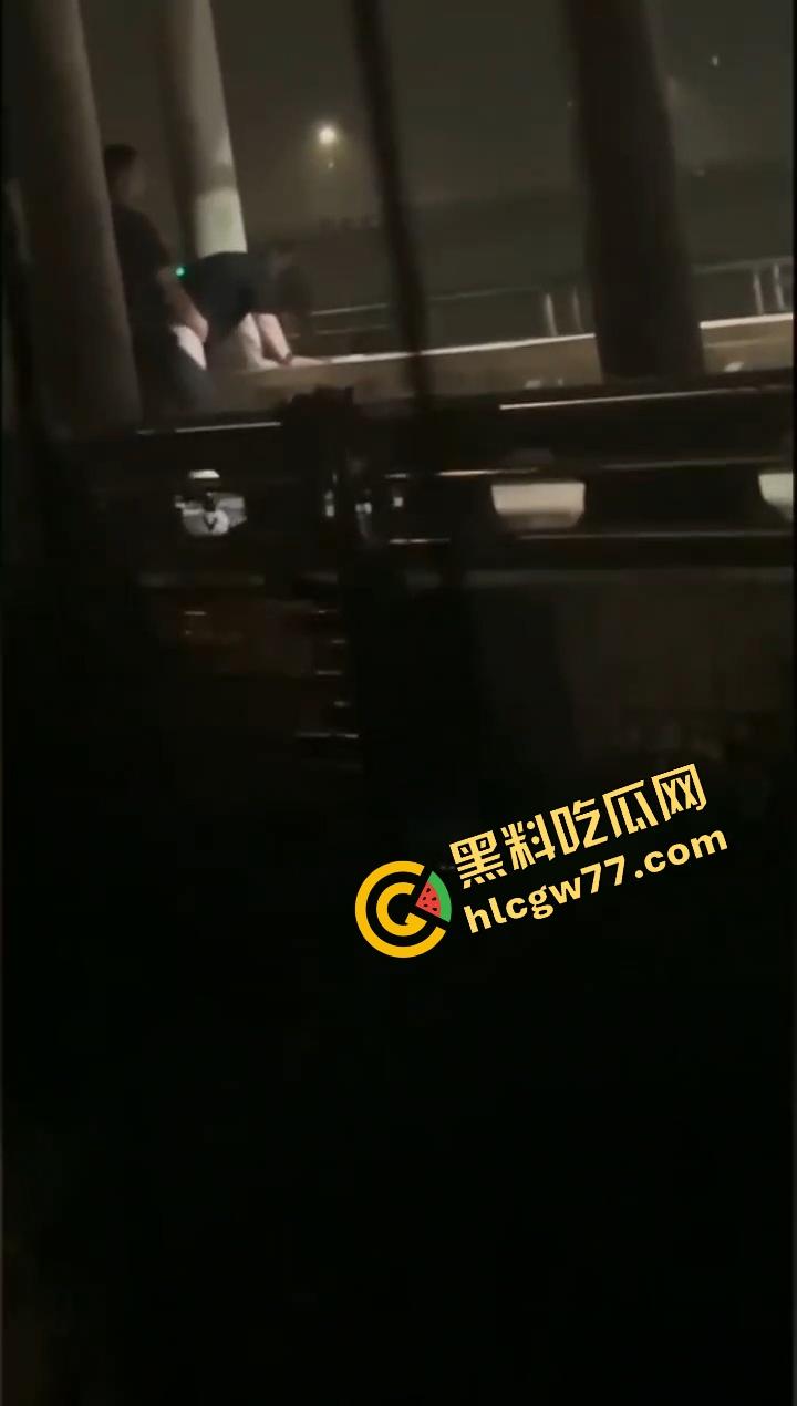 最美的不是下雨天，而是你在我身上坐着颤的瞬间，武汉大学情侣公共场合观音坐莲被偷拍，全网疯传！-13