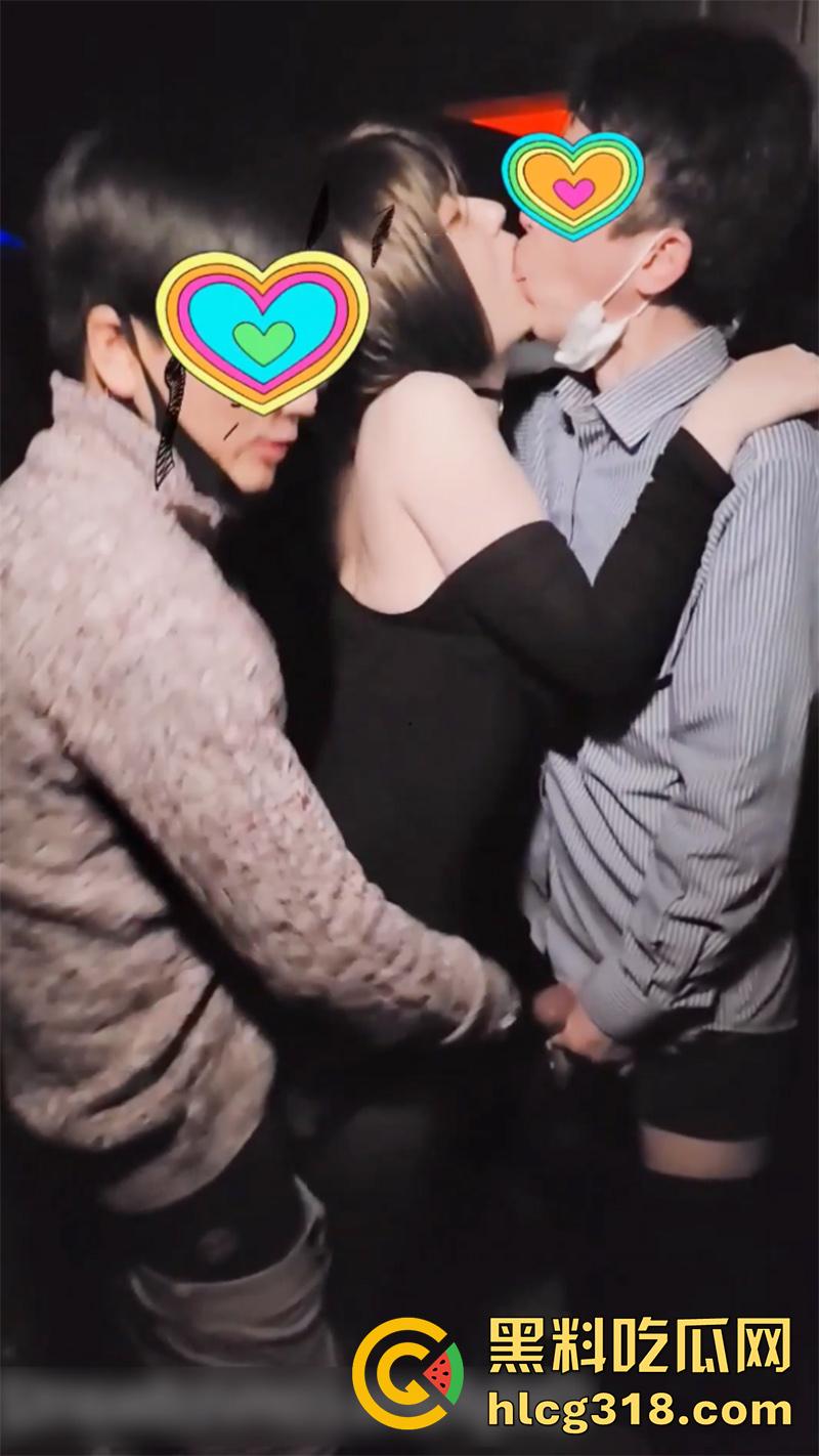 韩国超美极品ts人妖，在酒吧被人发现真身，直接拉到小角落轮奸后庭，多人淫乱激情啪啪！-9