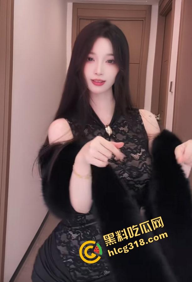 抖音大奶女主播PK秀绝活,一套骚操作连招收割大哥，姿势全会身材又骚，哪个大哥能挺住不缴械？-1