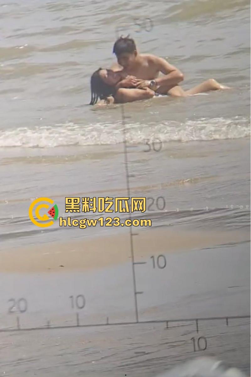 饥渴哥海边发情 与老婆水中调情疯狂扣逼 哥们是要打海炮吗？-6