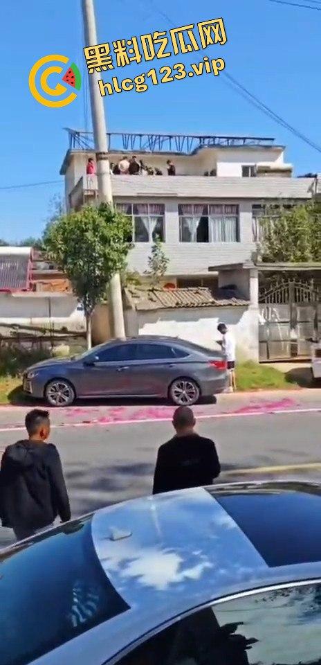 河南淮滨县天价彩礼闹剧！结婚当天临时加价18万，新娘跑上婚车，哥哥躺地上耍流氓拦车！-7