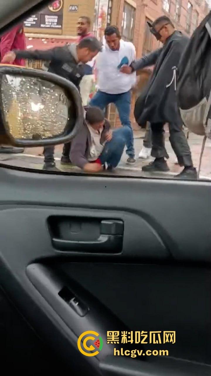 蛋痛！加州小偷扒钱包被抓现行 惨遭正义群众群体攻击 脱裤捏蛋：叫成这样是爆了吗？-2