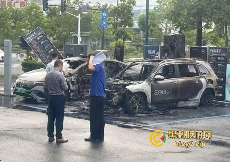 愿三叉照耀你的事业与前程又又又着了？奔驰4S店再曝新能源车自燃事件！-1