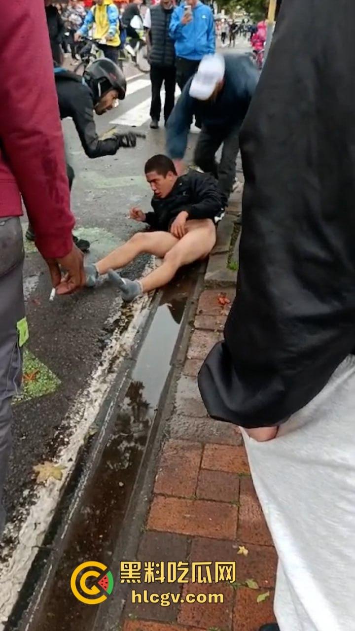 蛋痛！加州小偷扒钱包被抓现行 惨遭正义群众群体攻击 脱裤捏蛋：叫成这样是爆了吗？-8