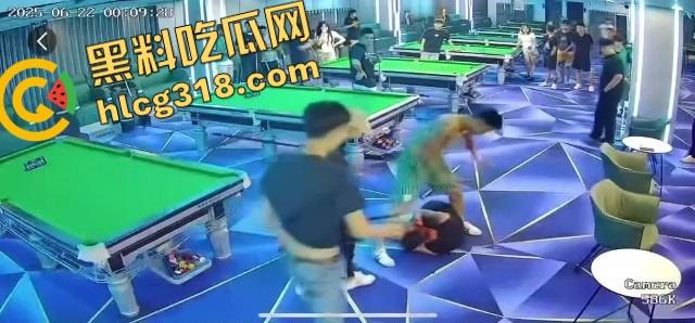 球杆打断还在踹，台球厅狠人拎命干架，倒地哥被打得脸变形连亲妈都快认不出来了！-5