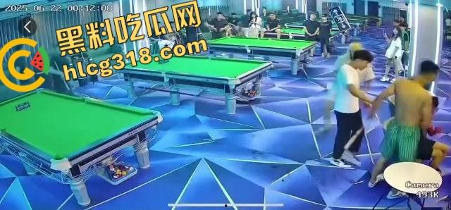 球杆打断还在踹，台球厅狠人拎命干架，倒地哥被打得脸变形连亲妈都快认不出来了！-10