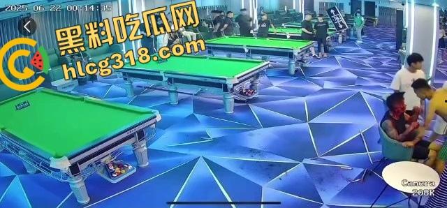 球杆打断还在踹，台球厅狠人拎命干架，倒地哥被打得脸变形连亲妈都快认不出来了！-12