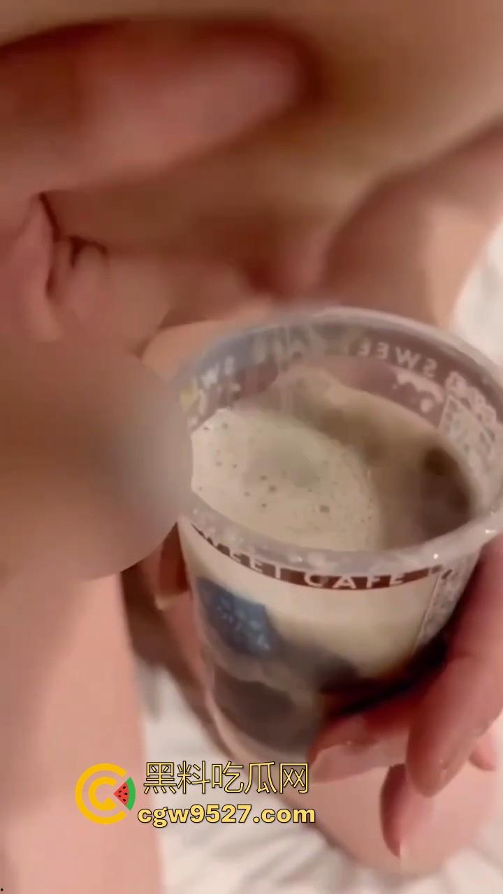 约炮刚孕期结束的大奶炮友，刚生完孩子就是好操很多，事后还贴心给我来了一杯人妻母乳咖啡，这奶真甜啊！-6