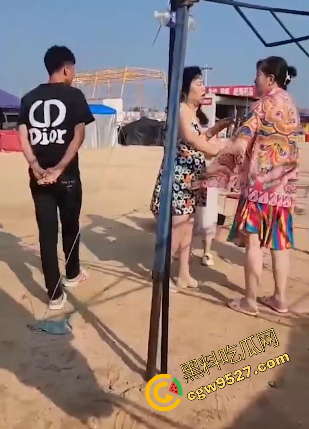 6旬大妈街头吵架全裸求操 肥臀巨乳让年轻小伙瞠目结舌乖乖溜走， 大妈骚操作惊呆路人-2