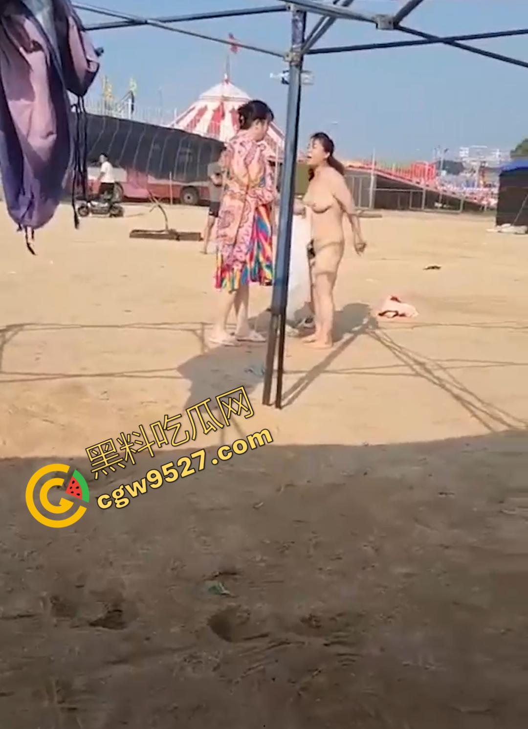 6旬大妈街头吵架全裸求操 肥臀巨乳让年轻小伙瞠目结舌乖乖溜走， 大妈骚操作惊呆路人-4