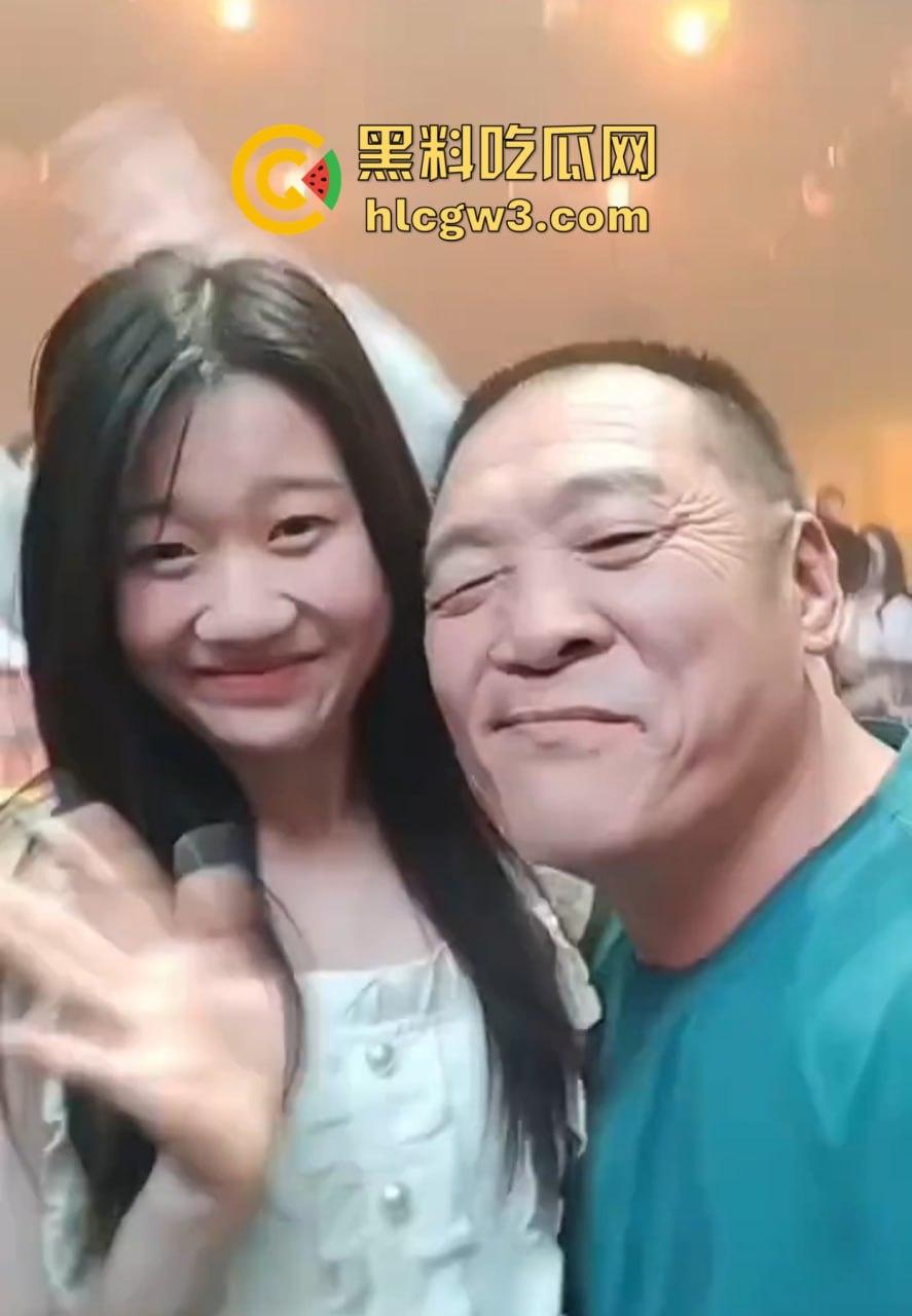 六旬大爷酒吧撩妹成传奇 老牛啃嫩草不落牙，天天换妹打啵亲到腿软 60岁活成20岁的模样！-4