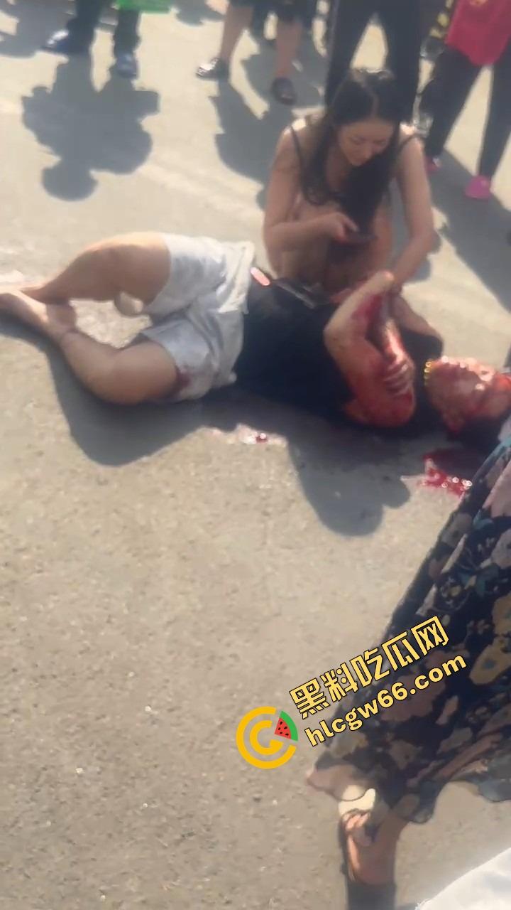 呼伦贝尔精神小伙捉奸火力全开爆锤奸男，女主一边护小三一边骂男友，奸夫血流不止！-7