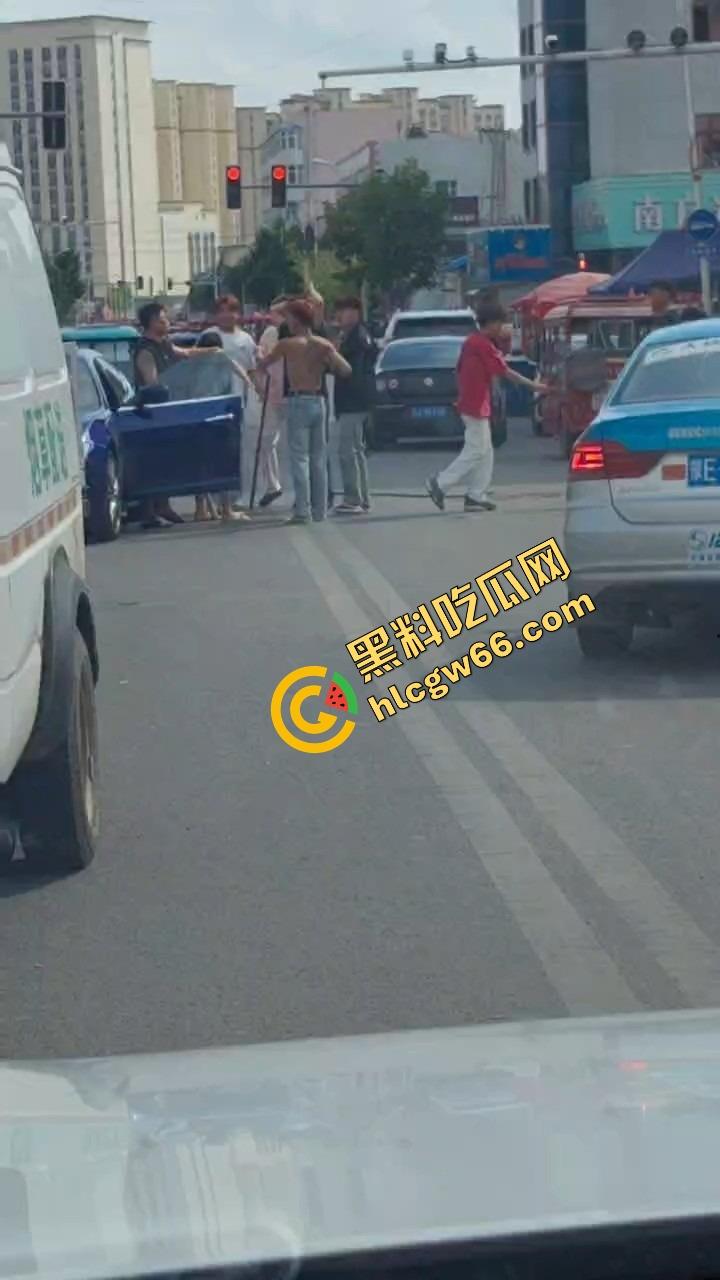 呼伦贝尔精神小伙捉奸火力全开爆锤奸男，女主一边护小三一边骂男友，奸夫血流不止！-8