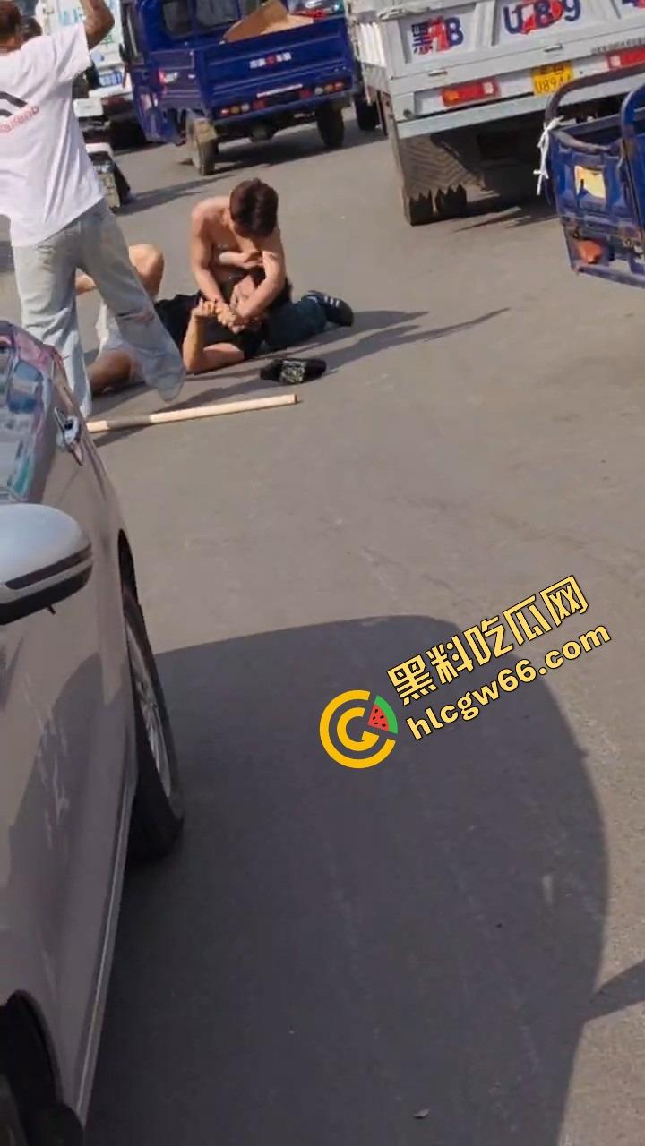 呼伦贝尔精神小伙捉奸火力全开爆锤奸男，女主一边护小三一边骂男友，奸夫血流不止！-16