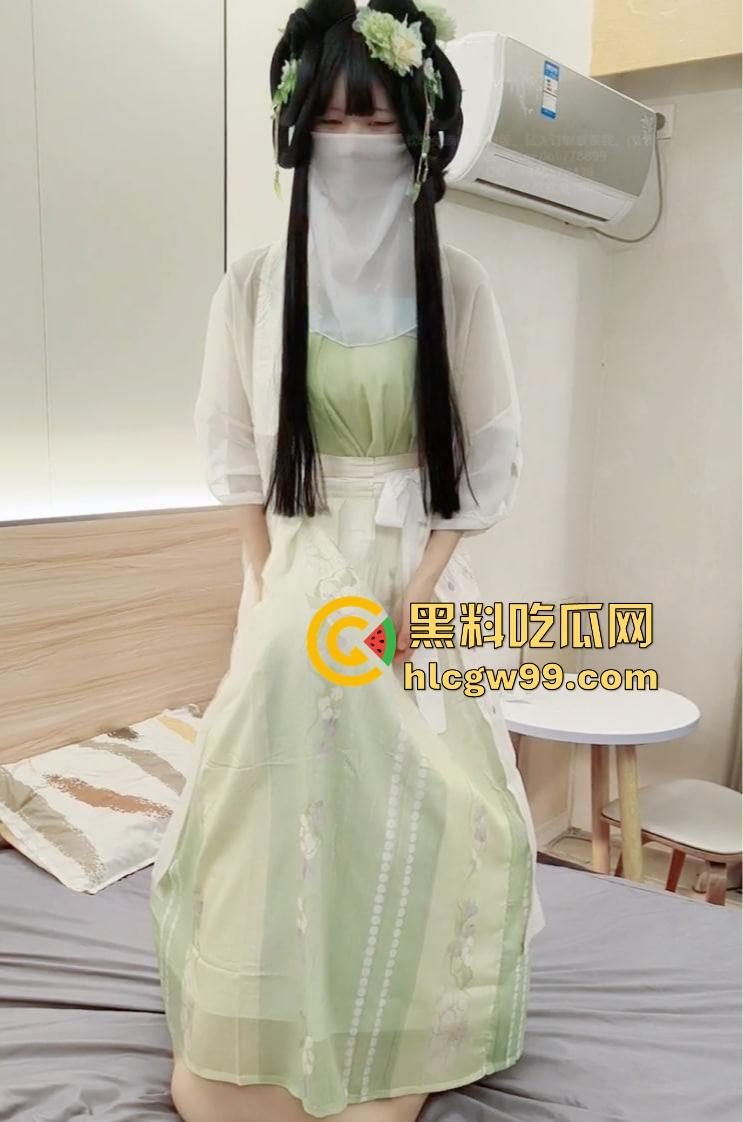 古风白虎小婊砸跪舔侍奉金主,娇滴滴求肏被操到失神,大哥爽的都把妹子骚穴肏到喷尿了淫水四溅!-2