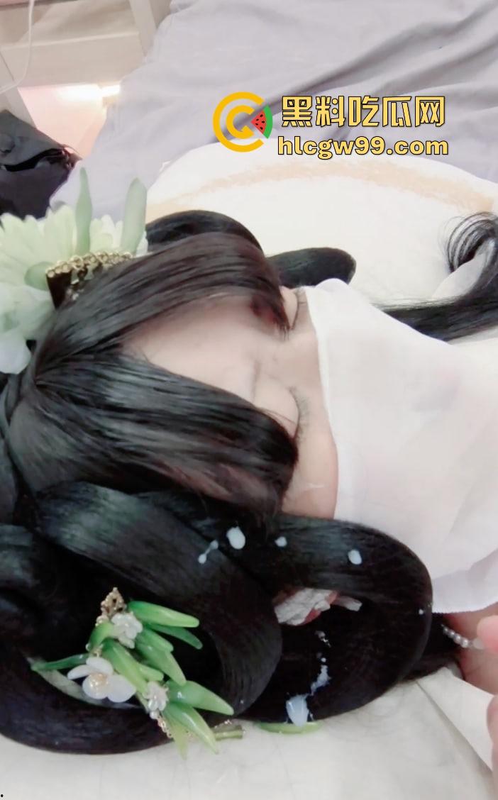 古风白虎小婊砸跪舔侍奉金主,娇滴滴求肏被操到失神,大哥爽的都把妹子骚穴肏到喷尿了淫水四溅!-3