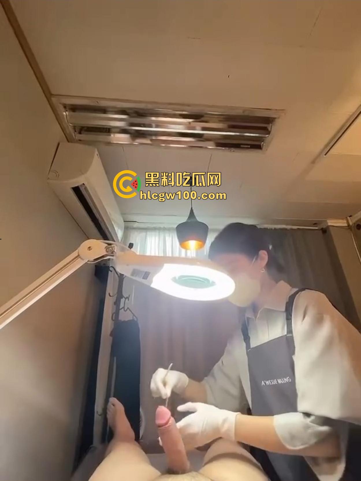 韩国美女护理师的无痛脱毛服务让人顶不住，脱毛膏没抹几下，鸡巴硬到小姐姐看懵陷入沉思，脱毛膏都快抹不稳了！-3