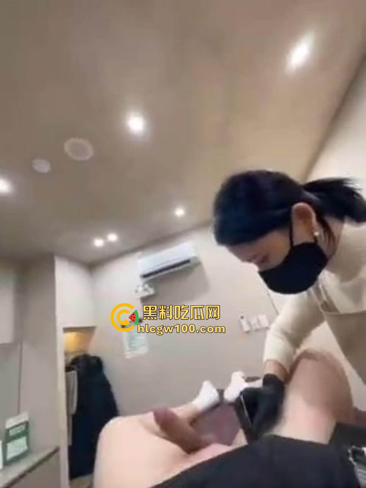 韩国美女护理师的无痛脱毛服务让人顶不住，脱毛膏没抹几下，鸡巴硬到小姐姐看懵陷入沉思，脱毛膏都快抹不稳了！-7