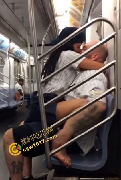 2025最疯户外野战！女主身材火辣，天台、树梢、电梯激战，猛浪与尴尬交织，各种场景爆操无极限！-2