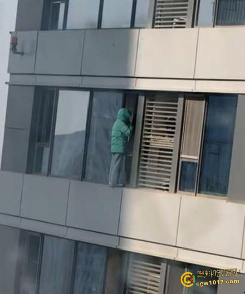 河北石家庄绿衣少女跳楼，警察劝说4个小时无果竟然跑去吃饭，少女觉得自己根本不受重视，竟然直接纵深一跃！-3