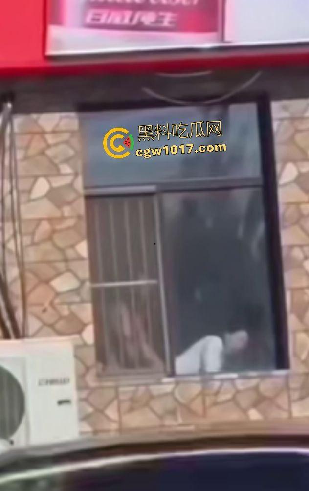 万历烧鸽子鹌鹑老板说给门店装修改造，店门前狂操老板娘，阳光下后入骚逼改造浪叫，老板你这装修太吵了！-8