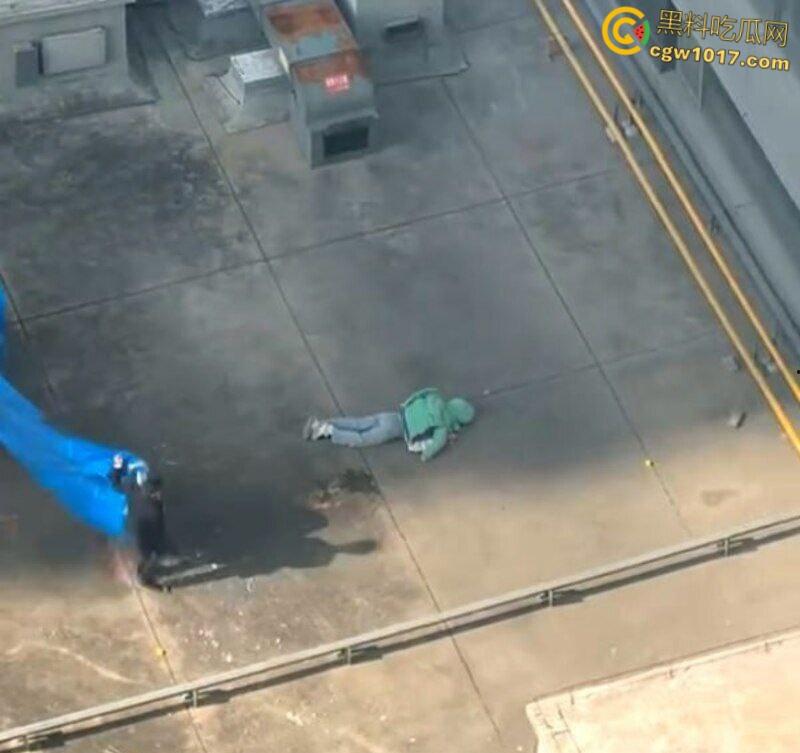 河北石家庄绿衣少女跳楼，警察劝说4个小时无果竟然跑去吃饭，少女觉得自己根本不受重视，竟然直接纵深一跃！-5