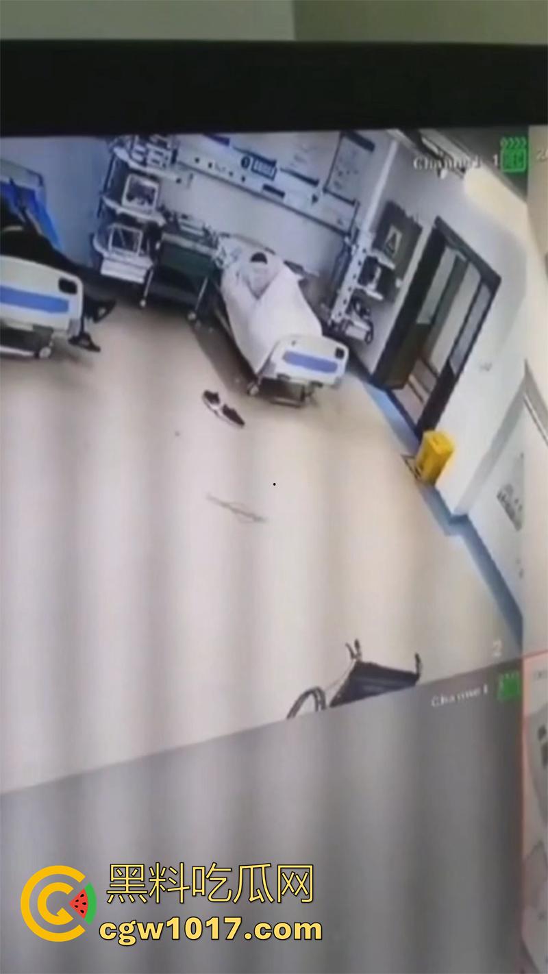 医院监控真实灵异事件，实拍一病床前出现鬼影，随后病人生命体征迅速消失，医生翻看录像发现惊恐一幕！-2
