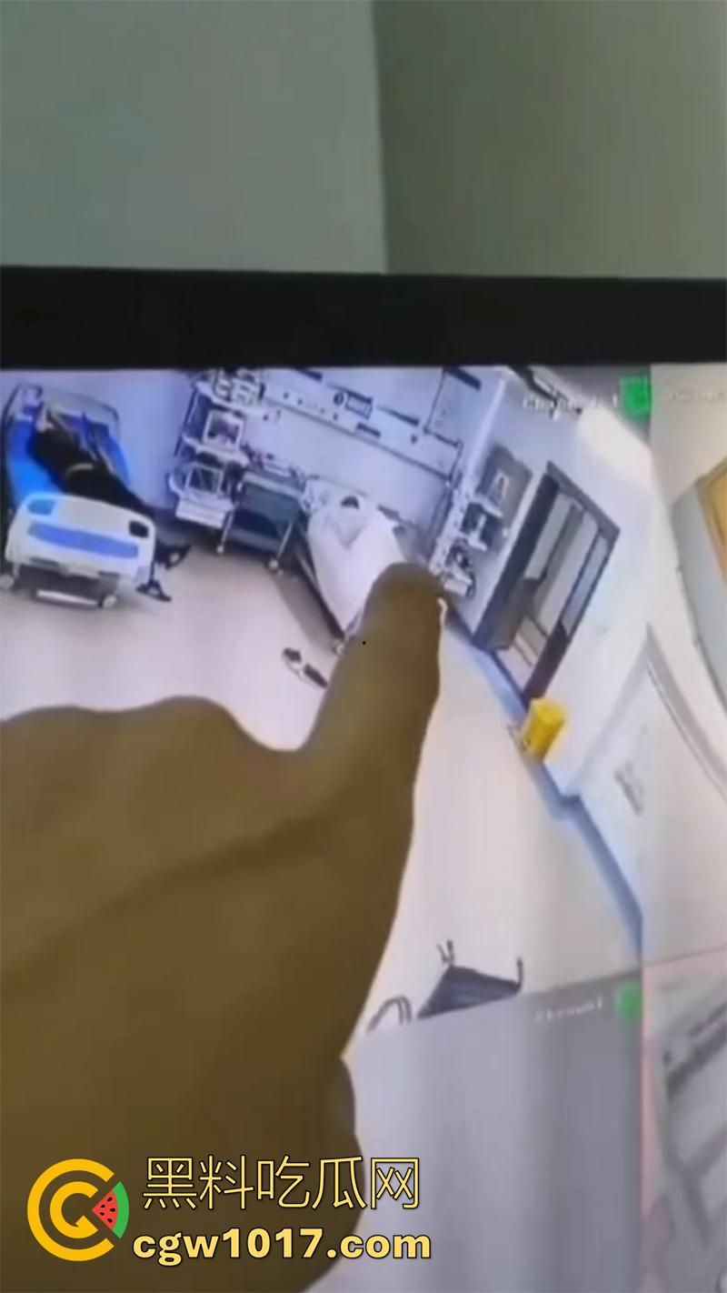 医院监控真实灵异事件，实拍一病床前出现鬼影，随后病人生命体征迅速消失，医生翻看录像发现惊恐一幕！-4