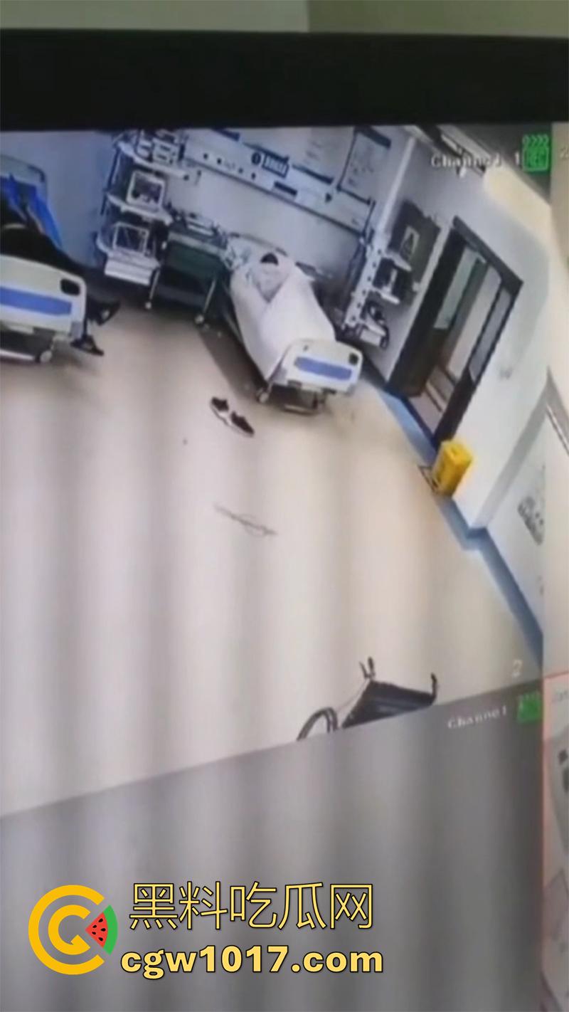 医院监控真实灵异事件，实拍一病床前出现鬼影，随后病人生命体征迅速消失，医生翻看录像发现惊恐一幕！-7