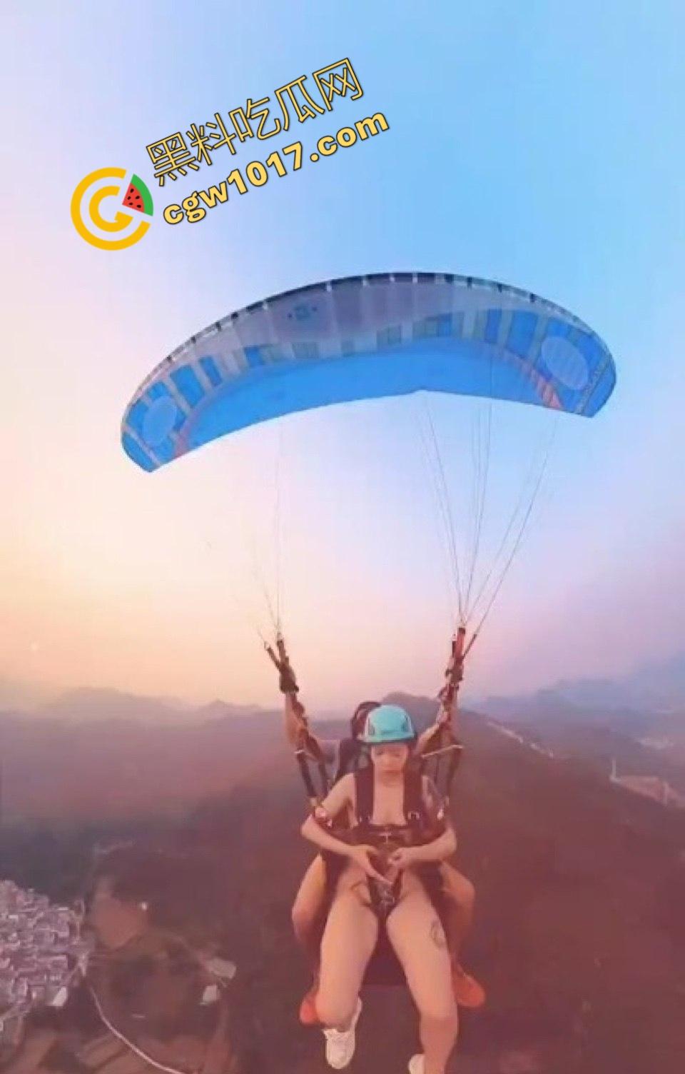 越南岘港上海白领女孩全裸起飞，翘臀隔空振动，惊呼回荡，私处暴露云端，体验高空全裸的双重刺激-1