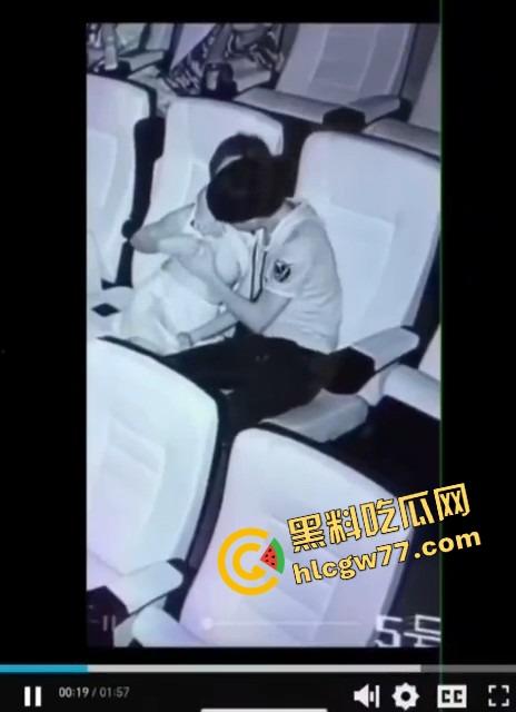 电影院当炮房？小情侣亲热全程被高清监控直播，年纪轻轻就直播开档，社会这课学得真扎实！-7